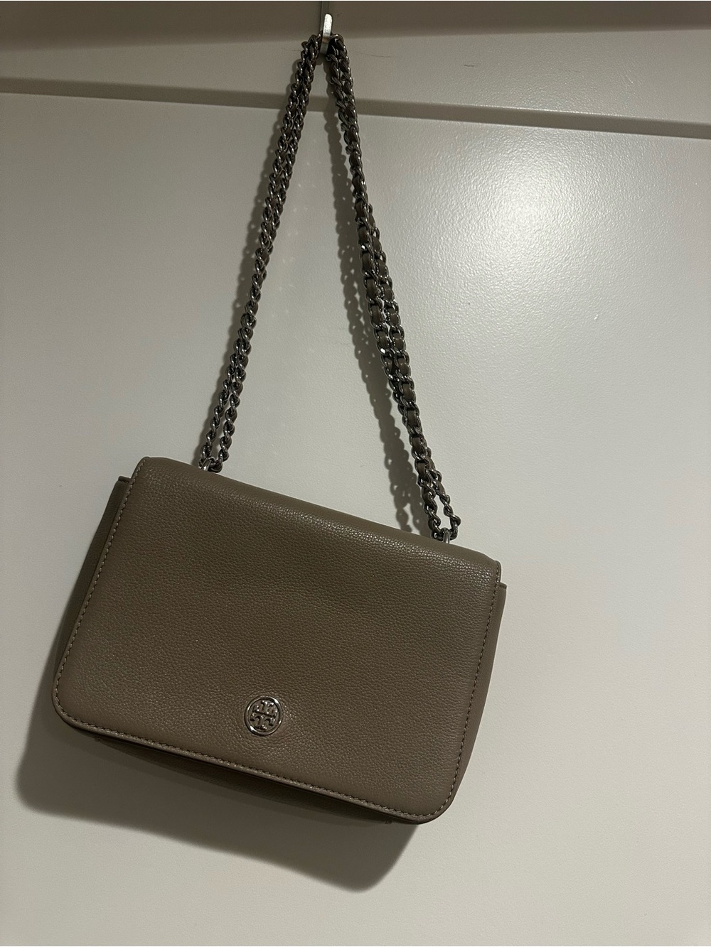 Tory Burch Pebbled Leather Crossbody in Taupe with Silver Chain - Picture 2 of 8